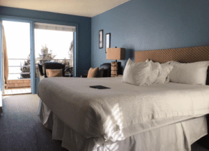 A photo showing a room at a hotel near Oregon coast breweries. 